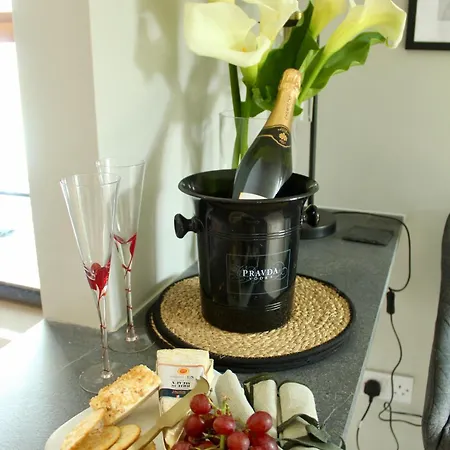 Riverside Haven In Apartment *